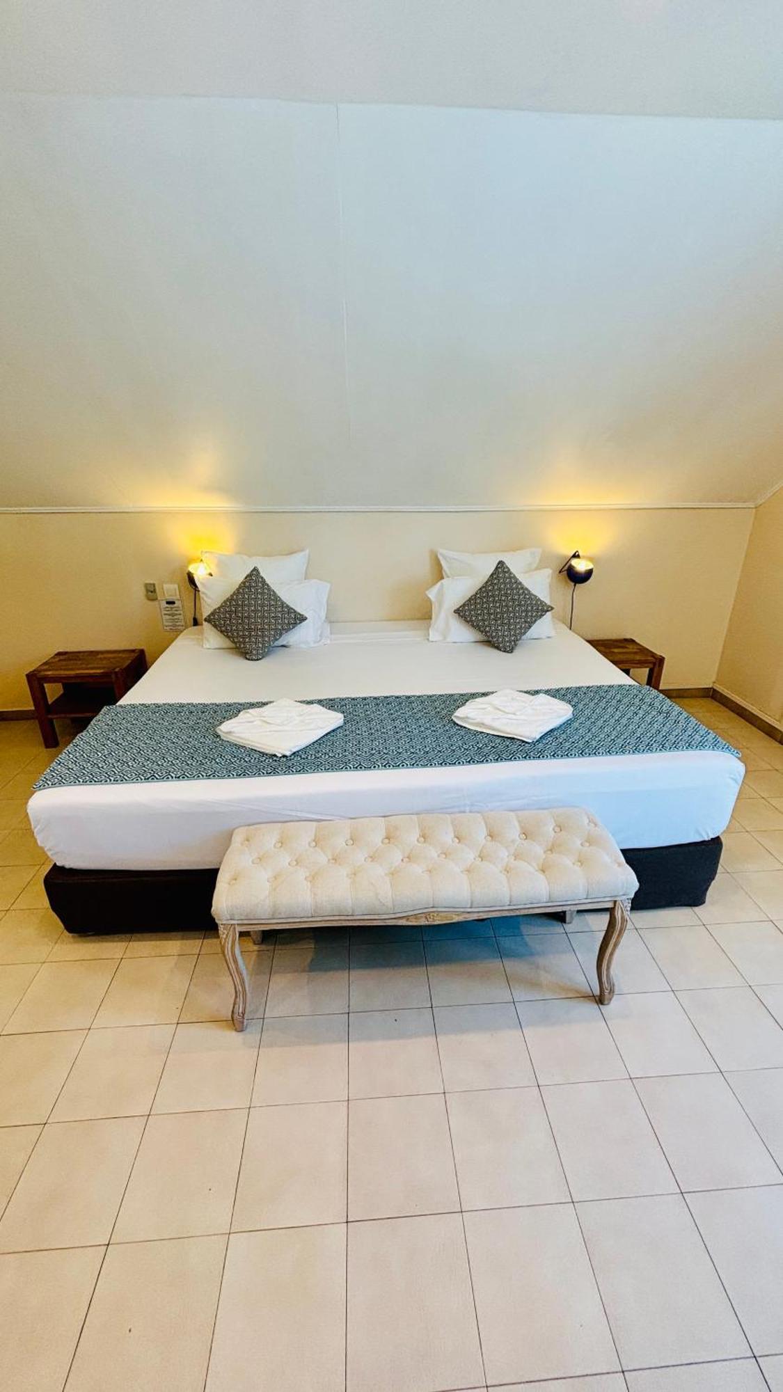 Hotel Coco Island แซ็งต์-จีลส์-เลส์-แบ็งส์ ภายนอก รูปภาพ