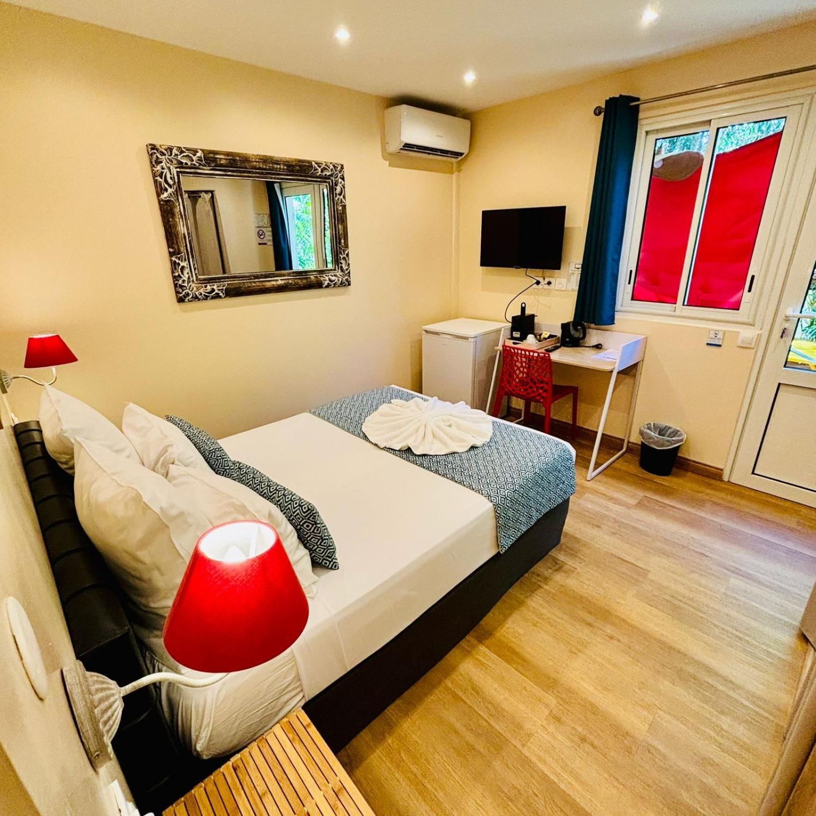 Hotel Coco Island แซ็งต์-จีลส์-เลส์-แบ็งส์ ภายนอก รูปภาพ